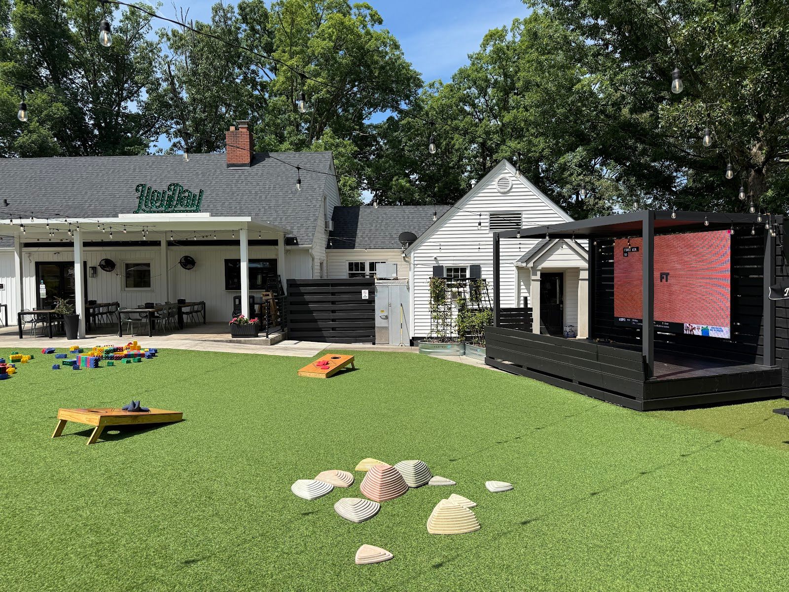 HeyDay Sandwiches and Cocktails